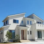 外壁塗装工事が完了し、新築のように美しく生まれ変わったモダンな一戸建て住宅の外観