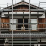 2階の窓に足場が設置され、プライバシーや防犯上の懸念がある状況を示す写真