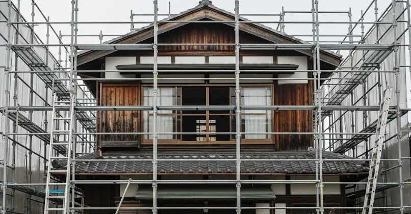 2階の窓に足場が設置され、プライバシーや防犯上の懸念がある状況を示す写真