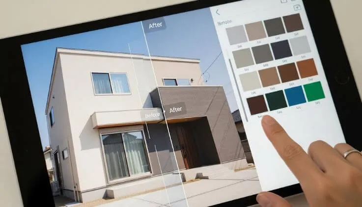 実際の住宅写真を使って外壁塗装後の色を比較しているカラーシミュレーションの画面。後悔しない色選びをサポートする様子