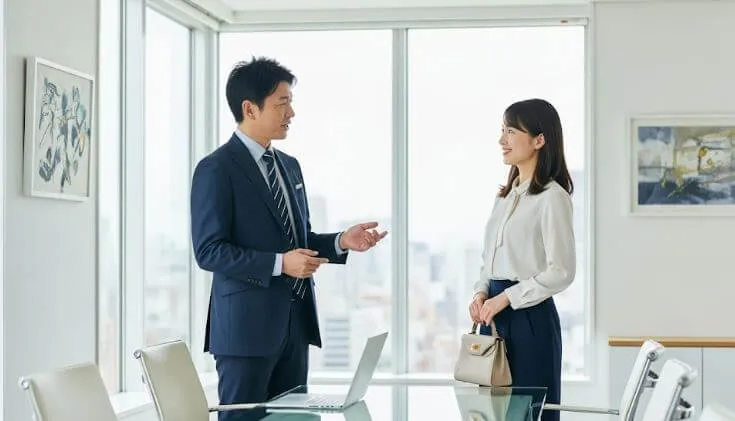 誠実な笑顔を向けているアップリメイクの代表取締役と顧客が対話している様子