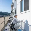 静岡のアパートで専門の職人がフッ素塗料による外壁塗装を行っている様子