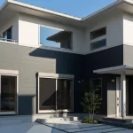 ダークグレーと白のツートンカラーで美しく塗装された、現代的なデザインの大和ハウスの家