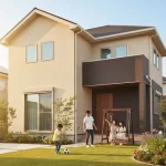 明るいベージュの外壁を持つ戸建て住宅の庭で、家族が穏やかに過ごしている様子。子供がサッカーボールで遊ぶ傍らで、両親が庭のブランコに座って見守っており、家庭の安定と調和を象徴している。